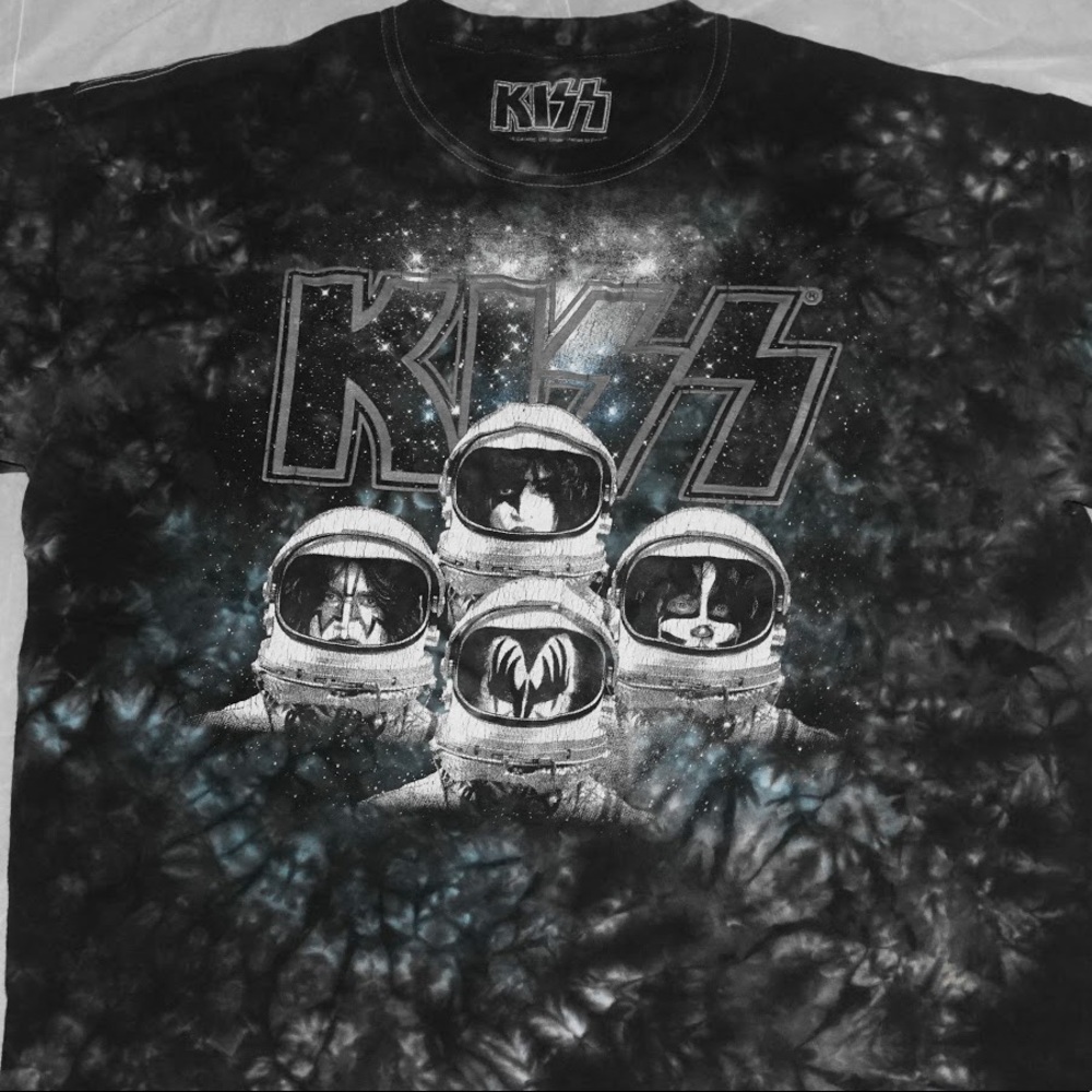 Kiss shirt